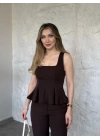 Kare yaka oturan volanlı takım kahve