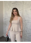 Kare yaka oturan volanlı takım krem