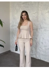 Kare yaka oturan volanlı takım krem