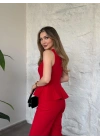 Kare yaka oturan volanlı takım kırmızı