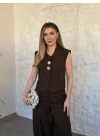 Büyük gold düğmeli poplin kumaş yelekli takım kahve