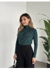 Dik yaka omuzu ve beli büzgülü bluz zümrüt yeşili