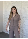 Gömlek yaka düğmeli gofre takım bej