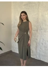 Sıfır kol beli drape toka detaylı yırtmaçlı elbise haki