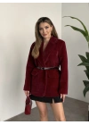 Tay tüyü astarlı kemerli ceket bordo