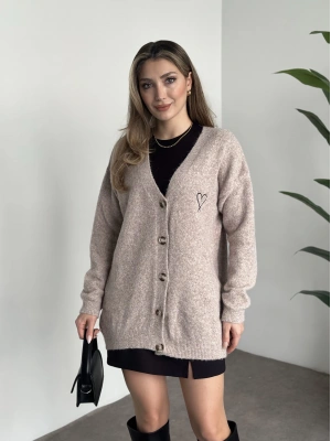 Ara boy kalp nakışlı yumuşak dokulu triko hırka bej
