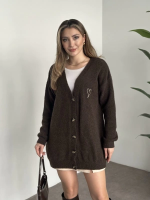 Ara boy kalp nakışlı yumuşak dokulu triko hırka kahve