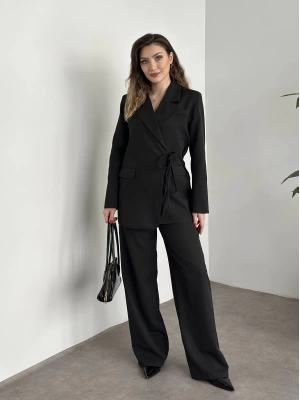 Beli bağcıklı vatkalı blazer ceketli takım siyah