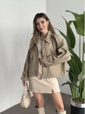 Bol kesim cep detaylı yağmurluk ceket haki