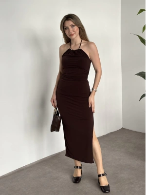 Boyun aksesuar detaylı sandy kumaş elbise kahve