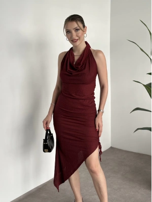 Boyundan bağlamalı asimetrik kesim gofre kumaş elbise bordo