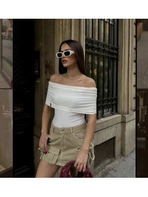 büzgülü ve toka detay kayık yaka bluz beyaz