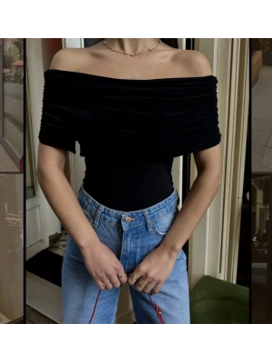 büzgülü ve toka detay kayık yaka bluz siyah