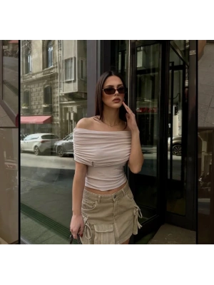 büzgülü ve toka detay kayık yaka bluz taş