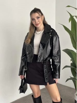 Crop boy kemer detaylı fermuarlı desenli ceket siyah