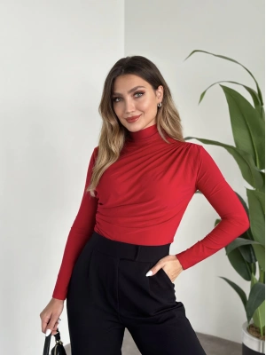 Dik yaka omuzu ve beli büzgülü bluz kırmızı
