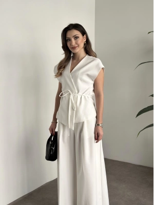 Gizli düğme ve belinden bağcıklı yelekli takım beyaz