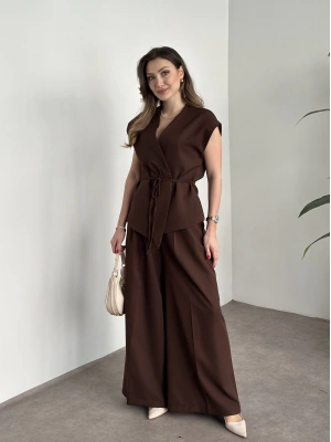 Gizli düğme ve belinden bağcıklı yelekli takım kahve