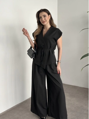 Gizli düğme ve belinden bağcıklı yelekli takım siyah