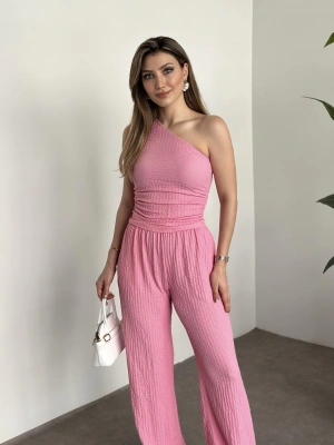 Gofre kumaş tek omuz detaylı takım pembe