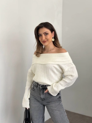 Kayık yaka fitilli yünlü kazak beyaz