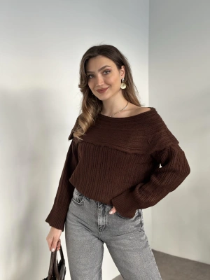 Kayık yaka fitilli yünlü kazak kahve