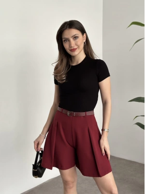 Kendinden kemerli piliseli mini şort bordo