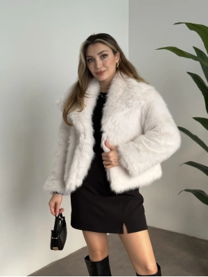 Kruvaze yaka astarlı kürklü mont beyaz