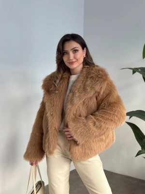 Kruvaze yaka suni kürk mont camel