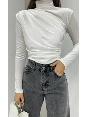omuz ve beli büzgülü dik yaka kadife bluz beyaz