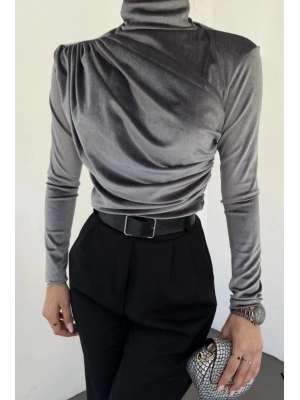 omuz ve beli büzgülü dik yaka kadife bluz gri