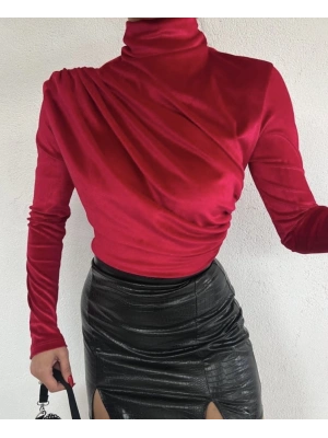 omuz ve beli büzgülü dik yaka kadife bluz kırmızı