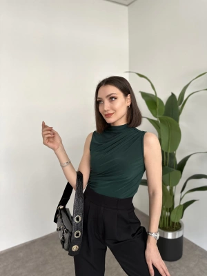 Omuz Ve Beli Büzgülü Sıfır Kollu Bluz Zümrüt Yeşili