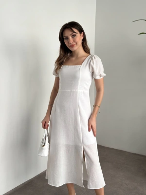 Sırt dekolteli ve yırtmaçlı keten elbise beyaz