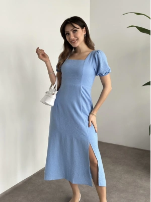 Sırt dekolteli ve yırtmaçlı keten elbise mavi