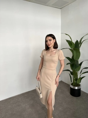 Sırtı Dekolteli Yırtmaç Detay Elbise Krem