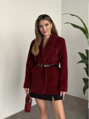 Tay tüyü astarlı kemerli ceket bordo