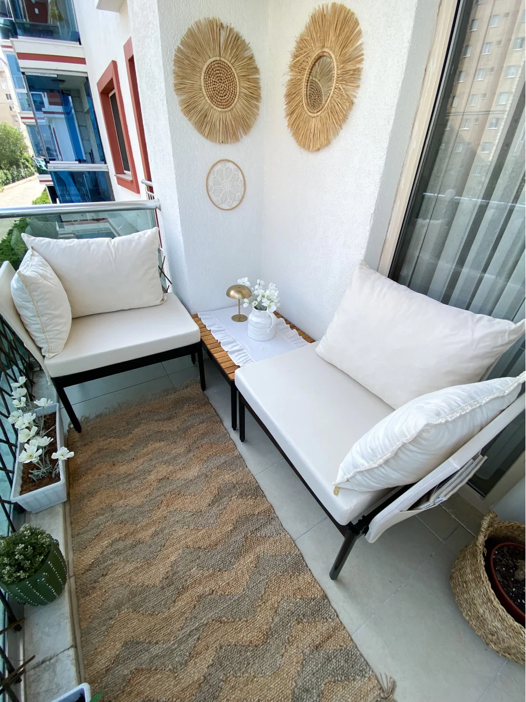 Mini Multilounge Krem Küçük Balkon Mobilyası – Şezlong ve Köşe Bahçe Seti