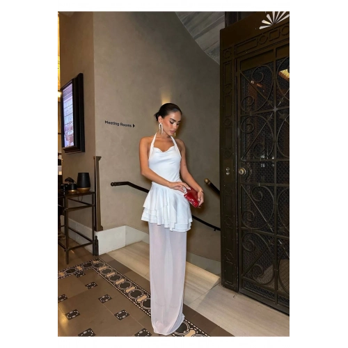 Volan Detaylı Tül Etekli Abiye Beyaz Elbise – Sırt Dekolteli, Bağlamalı Yaka, Kat Kat Fırfırlı