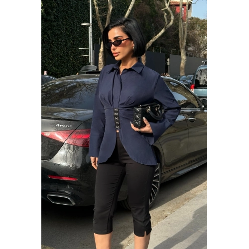 Kanca Kapamalı Sırt Bağlama Detaylı Lacivert Tasarım Gömlek