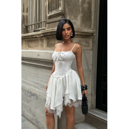 Kat Etekli Göğüs Bağlamalı Saten Beyaz Premium Kısa Elbise