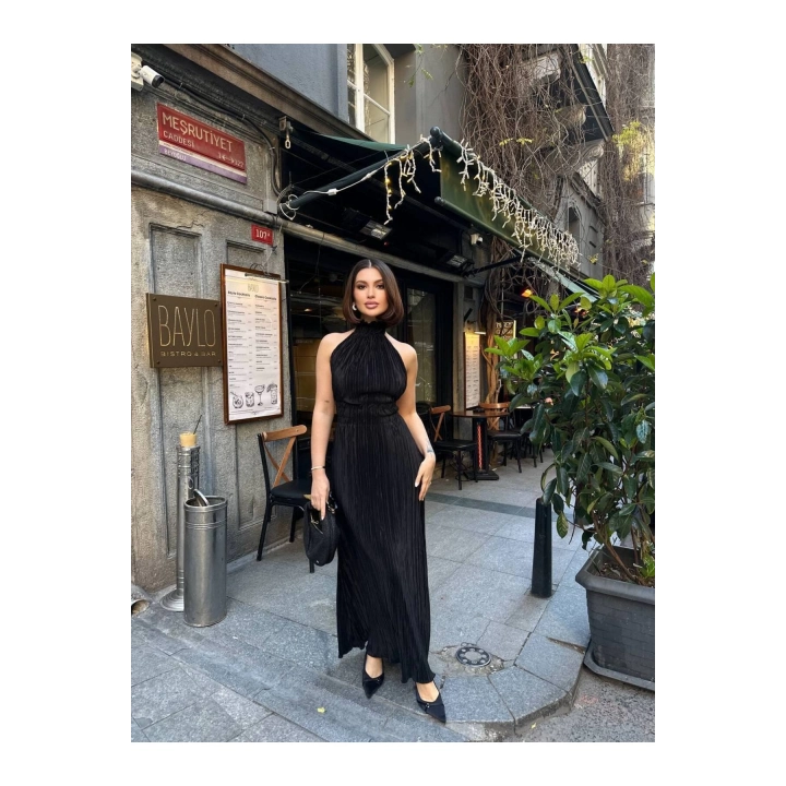 Halter Yaka Uzun Pliseli Kumaş Siyah Elbise