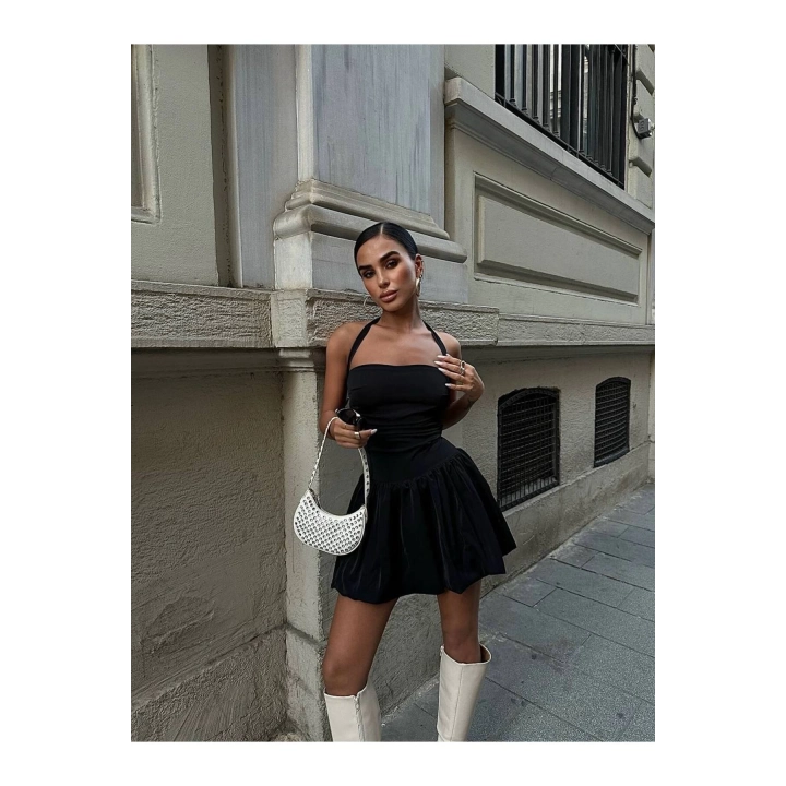 Straplez Formlu Halter Yaka Şortlu Mini Elbise