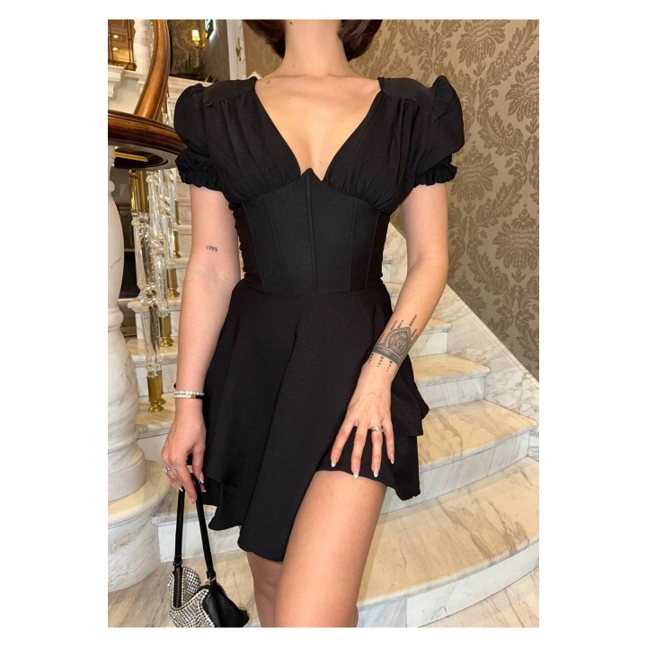 Korse Detaylı Kat Etekli V Yaka Mini Siyah Elbise