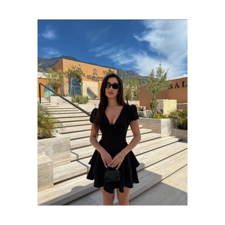 Korse Detaylı Kat Etekli V Yaka Mini Siyah Elbise