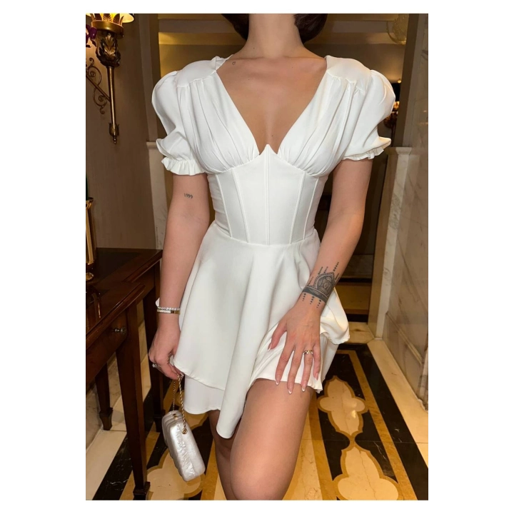 Korse Detaylı Kat Etekli V Yaka Mini Beyaz Elbise