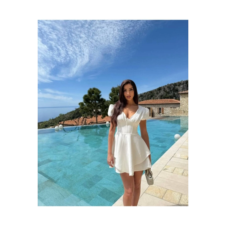 Korse Detaylı Kat Etekli V Yaka Mini Beyaz Elbise