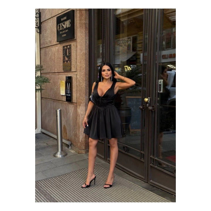 Korsaj Detaylı Şortlu Saten Elbise