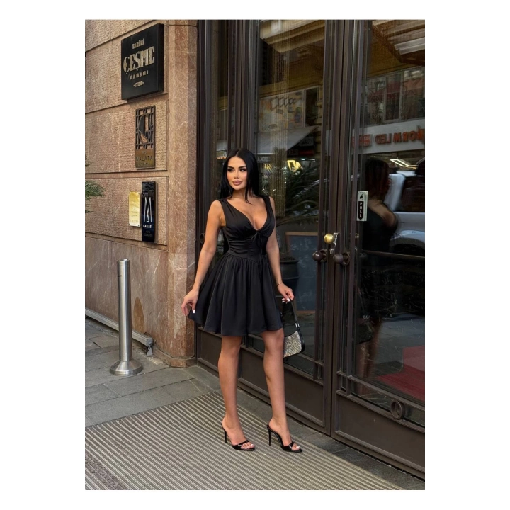 Korsaj Detaylı Şortlu Saten Elbise