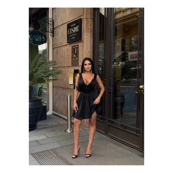 Korsaj Detaylı Şortlu Saten Elbise